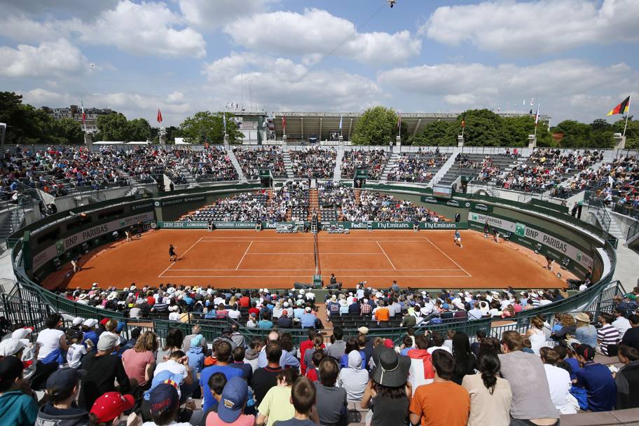Un’immagine del campo numero 1 del Roland Garros, teatro, stamattina, della vittoria riportata dal francese Gilles Simon sullo slovacco Klizan (Afp)